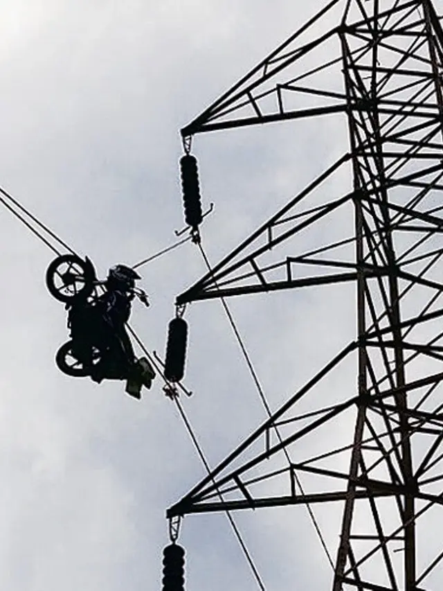 6 Foto Kendaraan Nyangkut, Bikin Enggak Habis Pikir
