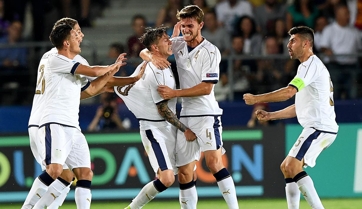 Para pemain Italia merayakan gol yang dicetak Federico Bernardeschi ke gawang Spanyol pada laga semifinal Piala Eropa U-21 di Stadion Miejski, Polandia, Selasa (27/6/2017). Spanyol menang 3-1 atas Italia. (AFP/Janek Skarzynski)