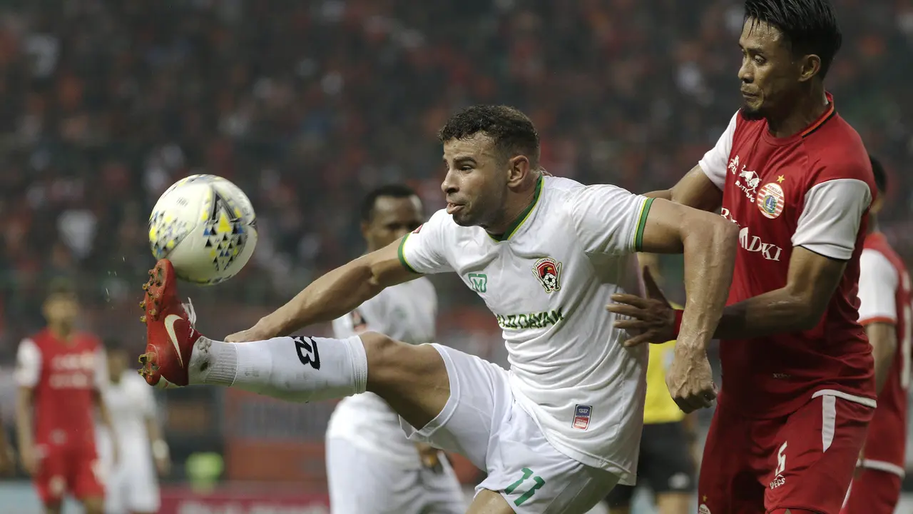 Striker Kalteng Putra, Diogo Campos, berusaha melewati bek Persija Jakarta, Maman Abdurrahman, pada laga perempat final Piala Presiden 2019. (Bola.com/Yoppy Renato)