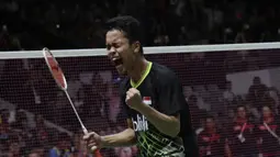 Tunggal putra Indonesia, Anthony Sinisuka Ginting, saat melawan wakil Denmark, Anders Antonsen, pada laga final Daihatsu Indonesia Masters 2020 di Istora, Jakarta, Minggu (19/1). Anthony Ginting menang 17-21, 21-15, dan 21-9. (Bola.com/M Iqbal Ichsan)