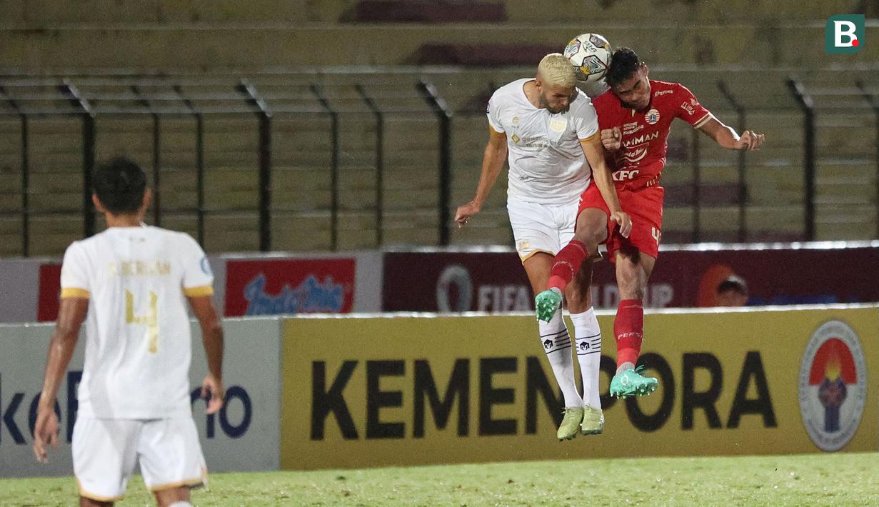 Pemain Persija Jakarta, Muhammad Ferarri (kanan) berduel udara dengan pemain Dewa United, Karim Rossi dalam laga pekan ke-16 BRI Liga 1 2022/2023 di Stadion Sultan Agung, Bantul, Yogyakarta, Selasa (20/12/2022) malam WIB. (Bola.com/Ikhwan Yanuar)