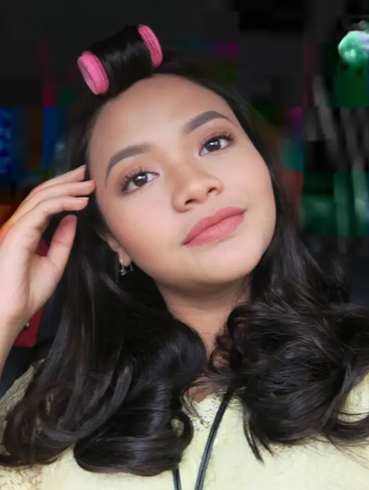 Potret Amel saat menggunakan penggulung rambut di bagian poninya. Aktris yang juga penyanyi ini sejak dulu memiliki ciri khas poni gulung yang tebal. (Instagram/@amelcarla)