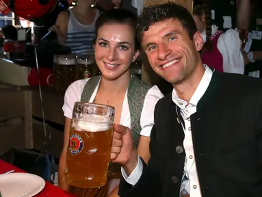 Pesepakbola tim Bayern Munchen, Thomas Mueller berpose bersama istrinya, Lisa saat menghadiri Festival Oktoberfest di Munich, Jerman, Rabu (30/9/2015). (REUTERS/Alexandra Beier/Pool)