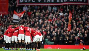Para pemain Manchester United membentuk lingkaran menjelang dimulainya pertandingan Liga Inggris antara Manchester United dan Leeds United di Old Trafford di Manchester, barat laut Inggris, pada 14 April 2026. (Paul ELLIS/AFP)