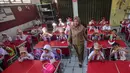 Murid baru kelas satu saat mengikuti pelaksanaan MPLS (Masa Pengenalan Lingkungan Sekolah) di SDN Meruyung, Depok, jawa Barat, Senin, 13 Juli 2007. (KLY/ Arie Basuki)