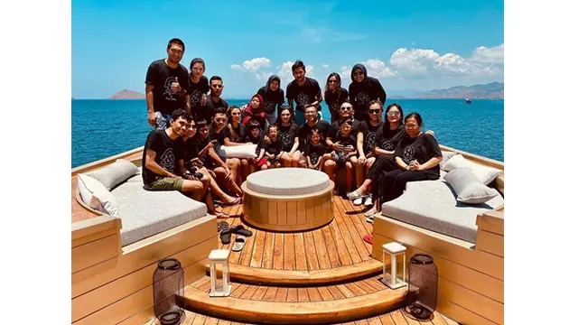Anang dan Ashanty memboyong keluarga dan karyawan liburan di Labuan Bajo.