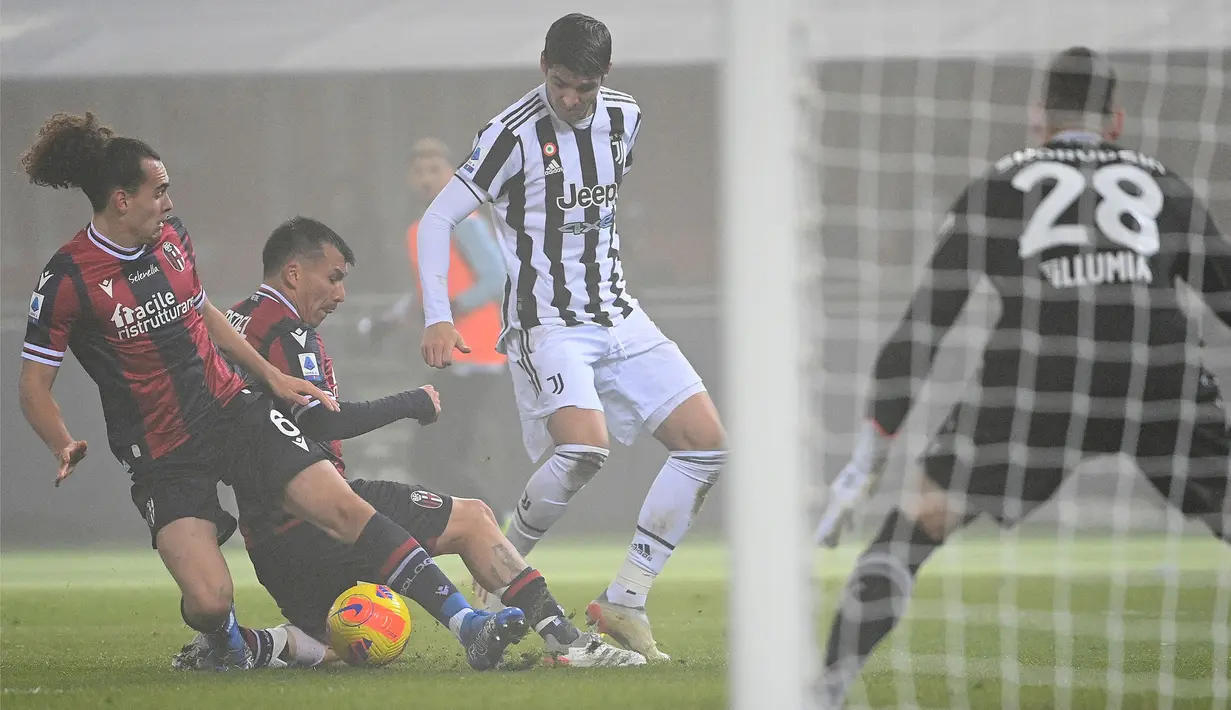 Alvaro Morata sukses membuka keunggulan bagi Juventus saat laga baru berjalan enam menit. Sempat diprotes karena terindikasi offside, wasit akhirnya mengesahkan gol tersebut usai meninjau VAR. (AFP/Vincenzo Pinto)