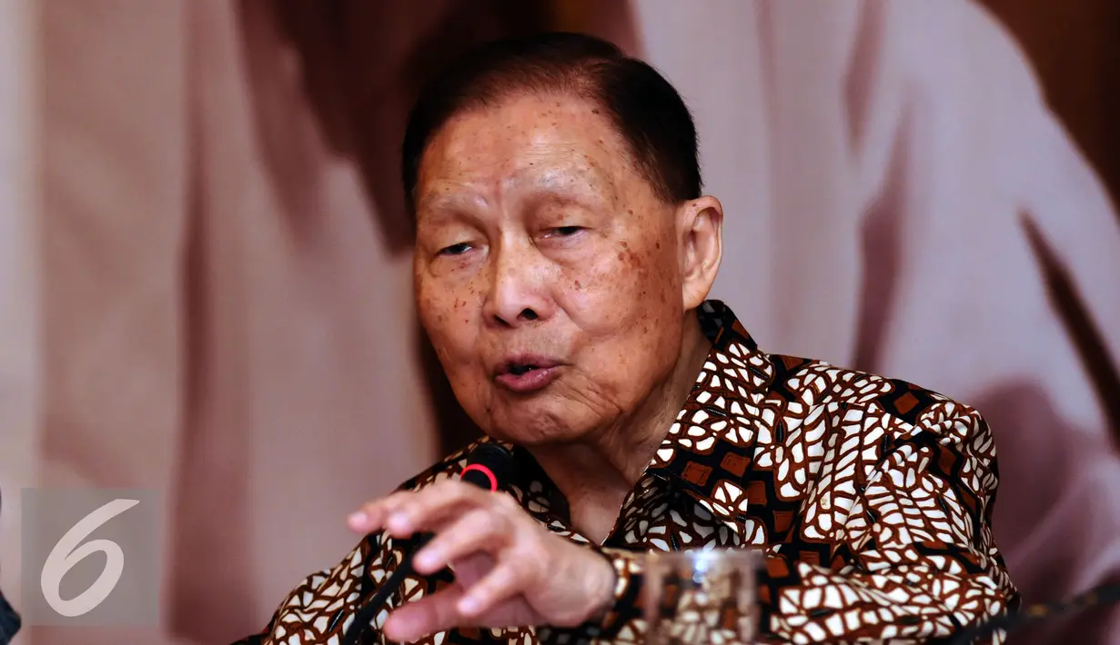 Pendiri Lippo Grup , Mochtar Riady memberikan keterangan saat peluncuran buku Manusia Ide di Jakarta, Selasa (26/1/2016). Mochtar berharap, bisa memberi dorongan kepada pemuda untuk berani menerjang pekerjaan sulit. (Liputan6.com/Helmi Fithriansyah)