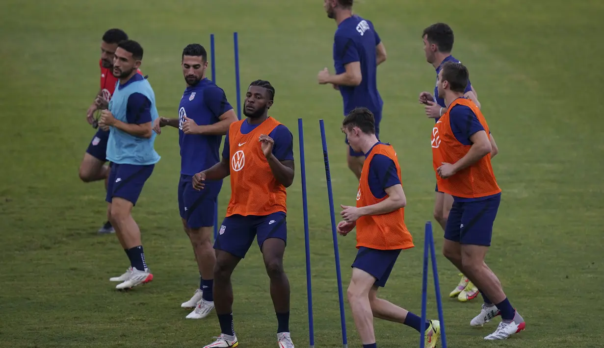Para pemain Amerika Serikat melakukan pemanasan saat sesi latihan di Kingston, Senin (15/11/2021). Amerika Serikat akan bertanding melawan Jamaika pada laga kualifikasi Piala Dunia 2022 pada hari Rabu (17/11) pagi. (AP Photo/Fernando Llano)