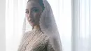 Bridal robe Mahalini memiliki detail lengan ruffle yang tebal dan kerudung sepanjang 4 meter yang dramatis. [Foto: Instagram/monicaivena]