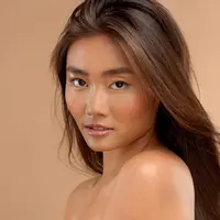 Tampilan ini mengedepankan kesan natural dengan sentuhan kilau lembut yang membuat wajah tampak segar, sehat, dan bercahaya dari dalam. [Dok/freepik.com/Anastasia Kazakova]