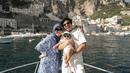 Berada di atas kapal, Ameena yang baru berusia lima bulan ini sudah pandai berpose. Ia tak mau kalah dengan orangtuanya. (Foto: Instagram/@aurelie.hermansyah)