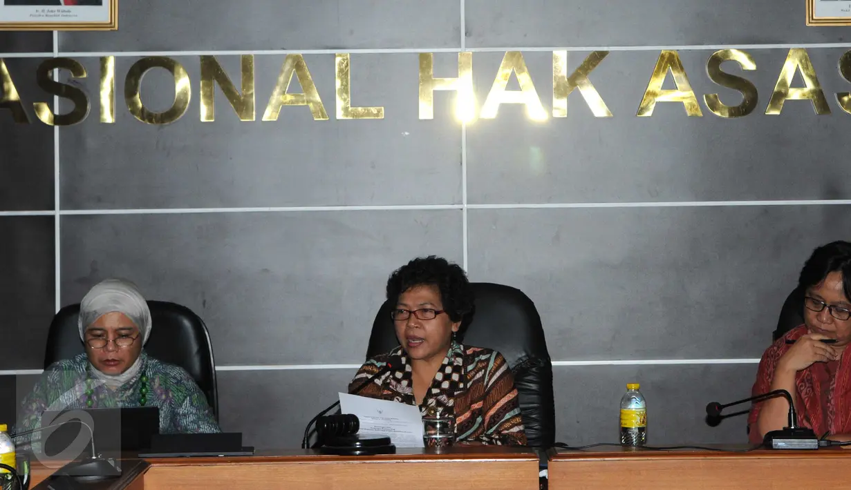 Ki-ka: Roichatul Aswidah, Siti Noor Laila dan Sandrayati saat konferensi pers terkait hukuman kebiri bagi pelaku kejahatan seksual di Kantor Komnas HAM, Jakarta, Senin (15/2/2016). Komnas HAM menolak hukuman kebiri (Liputan6.com/Helmi Afandi)