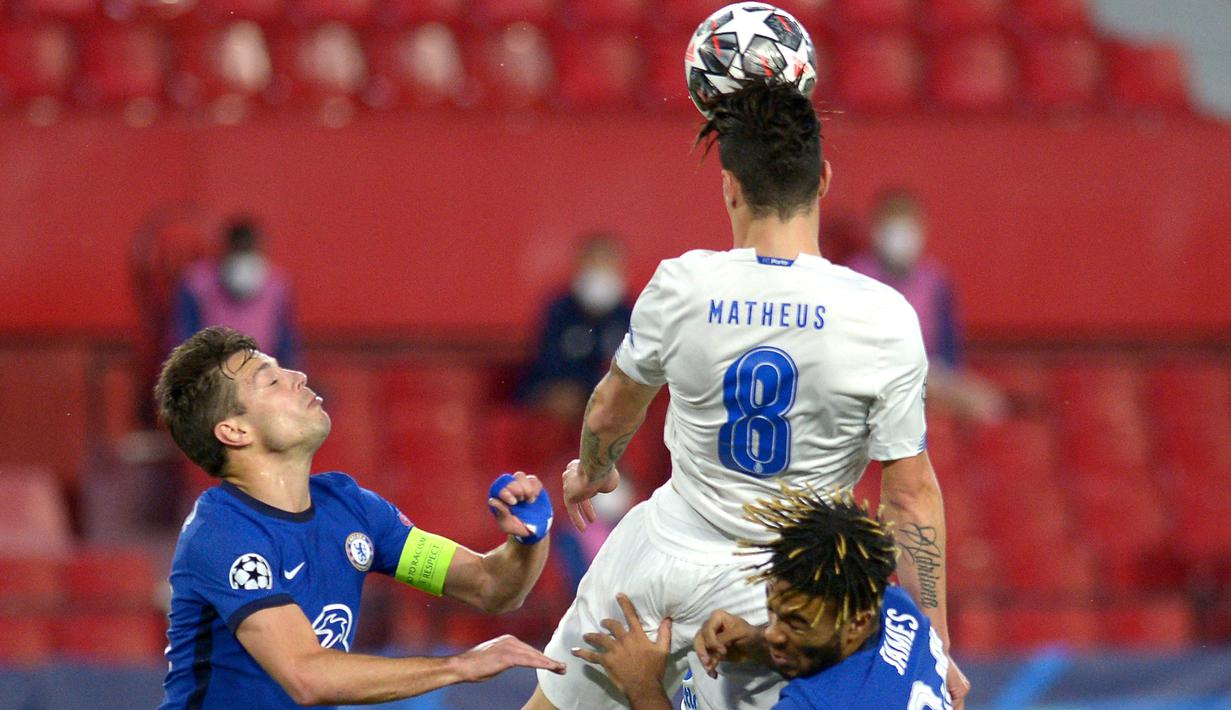 Gelandang Porto, Matheus Uribe (tengah) menyundul bola di tengah dua bek Chelsea, Cesar Azpilicueta (kiri) dan Reece James dalam laga leg kedua perempatfinal Liga Champions 2020/2021 di Ramon Sanchez Pizjuan Stadium, Sevilla, Selasa (13/4/2021). Porto menang 1-0 atas Chelsea. (AFP/Cristina Quicler)