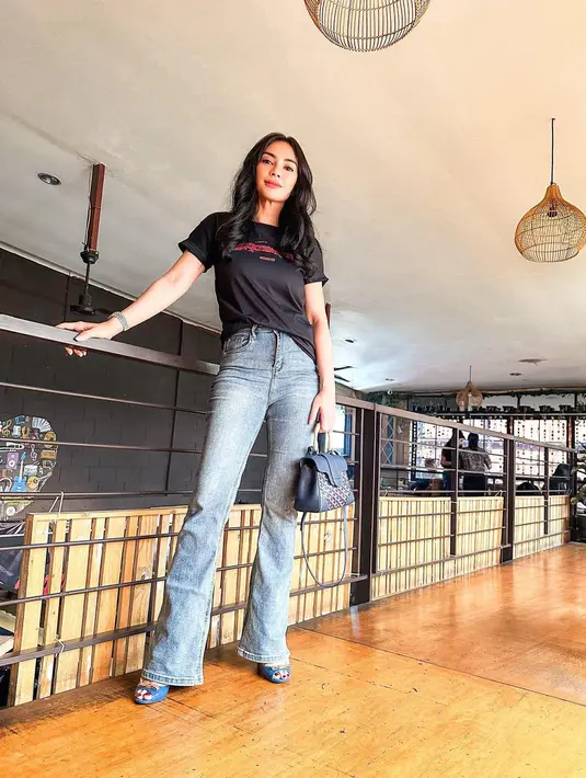 Ash jeans jadi salah satu pilihan favorit saat ini. Memadukannya dengan kaus pun jadi pilihan mudah untuk tampilan kasual. [Foto: Instagram/masayuanastasia]