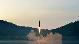 Peluncuran rudal balistik terbaru milik Korea Utara, Selasa (30/5). Uji coba balistik yang berlangsung sukses ini diklaim telah menggunakan sistem kendali yang lebih akurat. (AP Photo/KCNA)