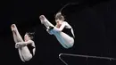 Tina Punzel dan Christina Wassen dari Jerman melakukan loncatan pada babak Final Loncat Indah 10 Meter Putri Sikronisasi di Kejuaraan Dunia Loncat Indah FINA 2021, yang juga merupakan ajang uji coba Olimpiade Tokyo 2020, di Tokyo Aquatics Center, Tokyo, Minggu (2/5/2021). (AP Photo/Eugene Hoshiko)