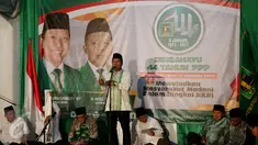 Ketua Umum PPP kubu Romahurmuziy memberikan sambutan di acara tasyakuran merayakan HUT PPP ke-44 di Tebet Barat, Jakarta, Kamis (5/1). Tasyakuran tersebut mengusung tema 'Mewujudkan Masyarakat Madani dalam Bingkai NKRI'. (Liputan6.com/Johan Tallo)