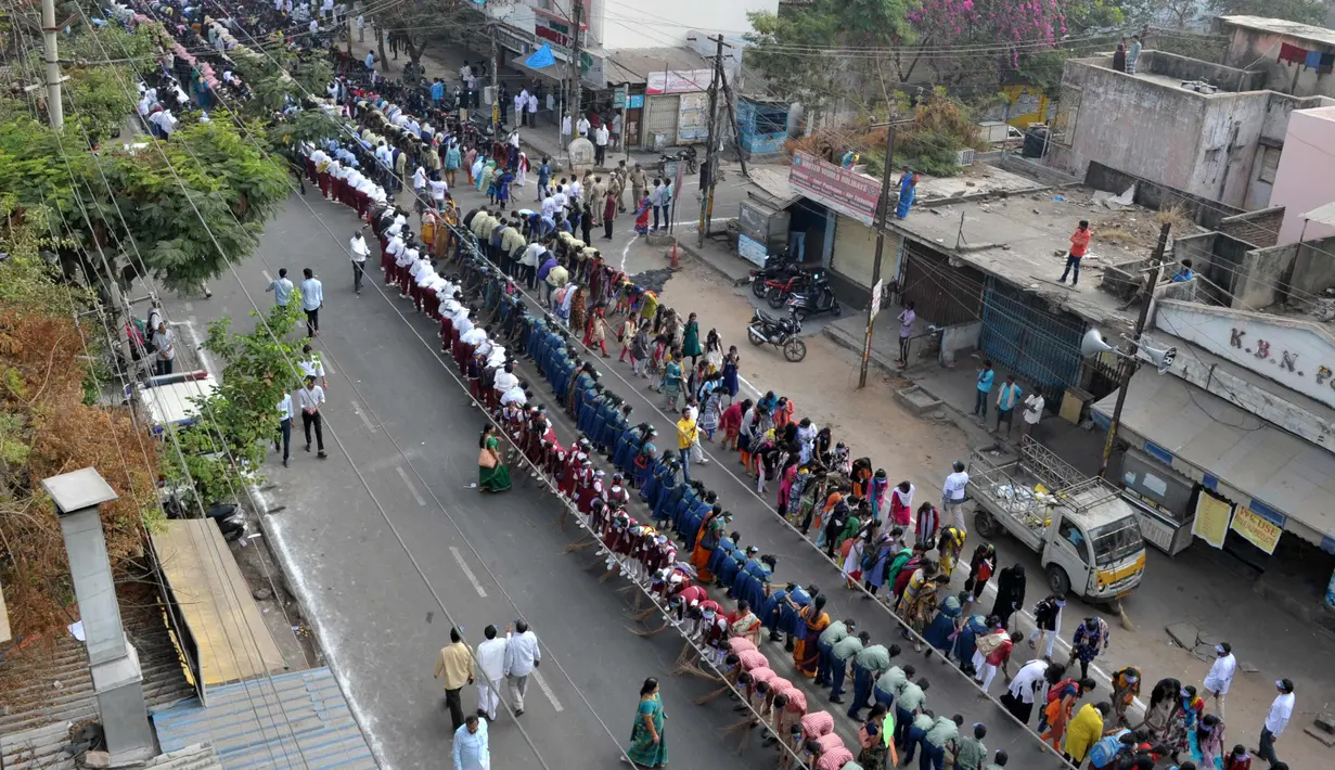 Ratusan pelajar India saat mengikuti kampanye kebersihan atau 'Swachh Bharat Abhiyan' di Hyderabad (12/2). Kampanye tersebut secara resmi diluncurkan pada 2 Oktober 2014 di Rajghat, New Delhi oleh Perdana Menteri Narendra Modi. (AFP Photo/Noah Seelam)
