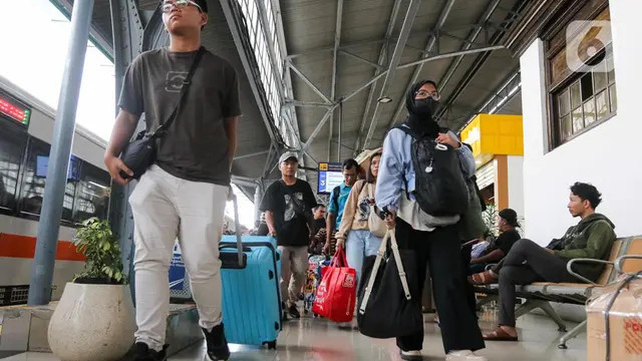 Arus Balik Lebaran 2025, Pemudik Pengguna KAJJ Padati Stasiun Pasar Senen Jakarta