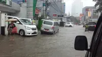 Benhil Banjir, Tukang Ojek Raup Untung