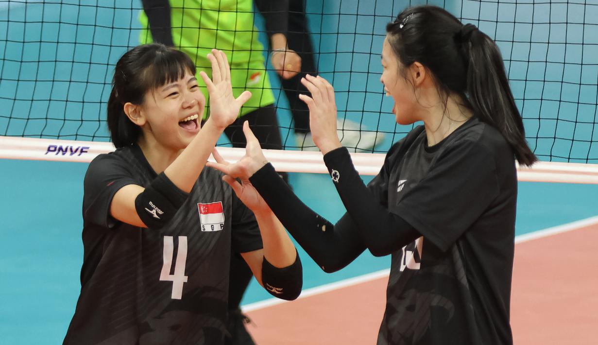 <p>Selebrasi pemain Timnas voli putri Singapura, Natalie Lai Tzak Hshin (kiri) bersama Jolyn Chua Xin Yi setelah mencetak angka saat menghadapi Indonesia pada laga Grup B AVC Challenge Cup 2024 di Rizal Memorial Coliseum, Manila, Filipina, Jumat (24/5/2024). Singapura kalah 0-3 (14-25, 13-25, 14-25). (Asian Volleyball Confederation)</p>