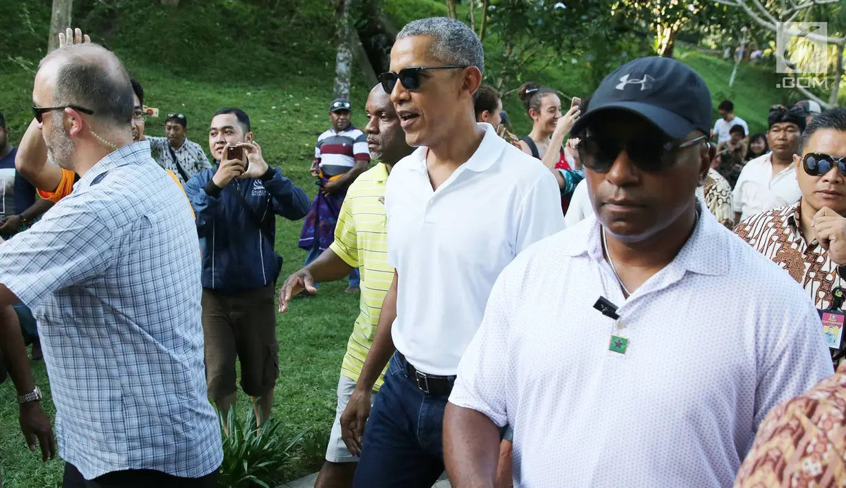 Mantan Presiden AS, Barack Obama saat mengunjungi Pura Tirta Empul, Tampaksiring, Gianyar, Bali, Selasa (27/6). Kunjungan Obama tersebut mendapat sambutan antusias dari pengunjung yang memadati pura. (Liputan6.com/Immanuel Antonius)