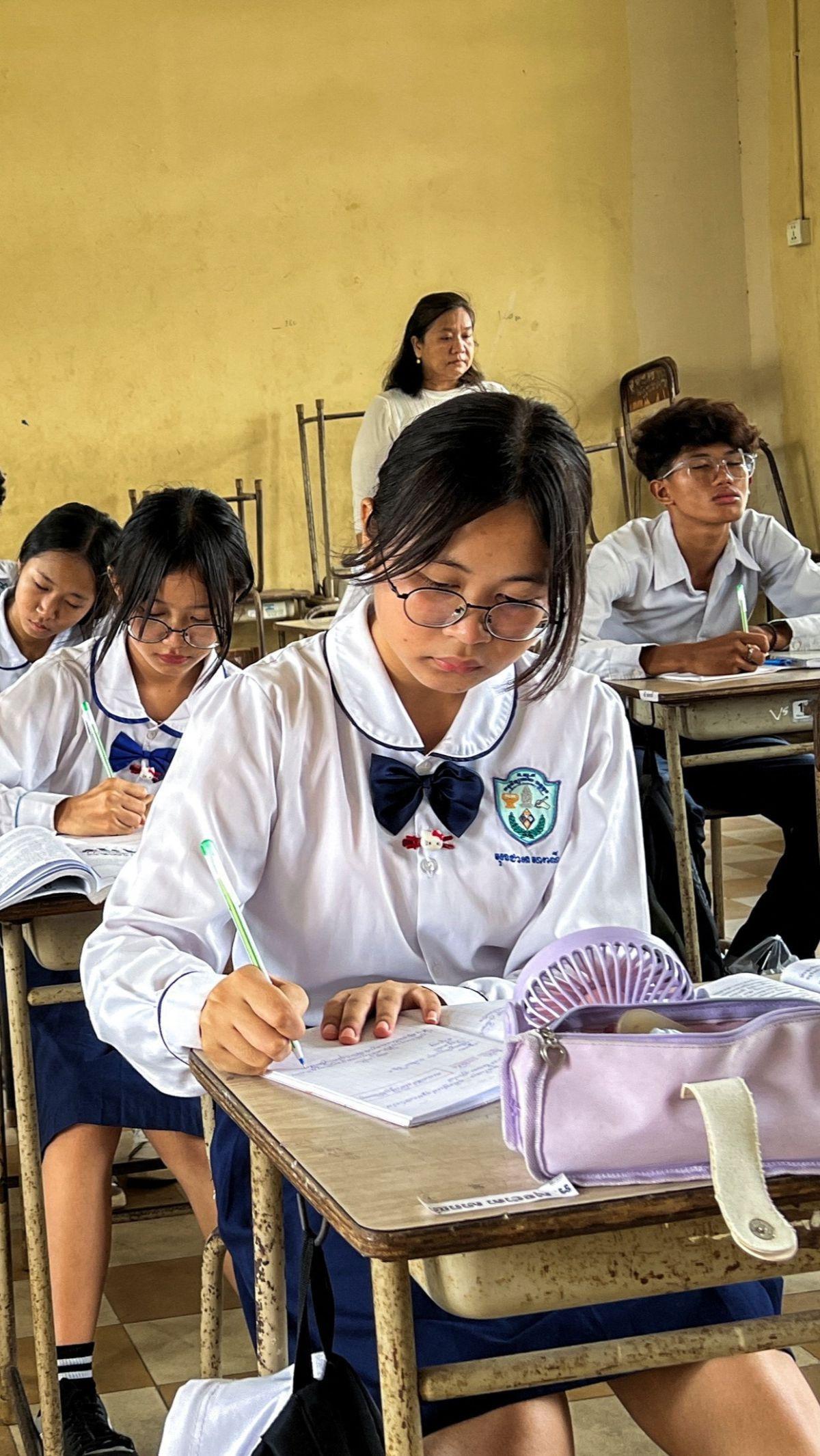 Di Phnom Penh, suhu bisa melampaui 43 derajat akibat terjangan gelombang panas ini. Banyak orang memilih untuk membatasi aktivitasnya di luar ruangan.&nbsp;REUTERS/Cha Tha Lach