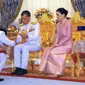 Raja Thailand, Maha Vajiralongkorn, dan Ratu Suthida menjalani prosesi pernikahan di Bangkok, Thailand. (THAI ROYAL HOUSEHOLD BUREAU / AFP)