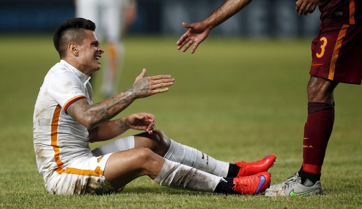 Juan Iturbe berdiri dibantu oleh Ashley Cole dalam pertandingan sesama pemain AS Roma di Stadioan Gelora Bung Karno, Jakarta. Sabtu (25/7/2015). (Reuters/Darren Whiteside)