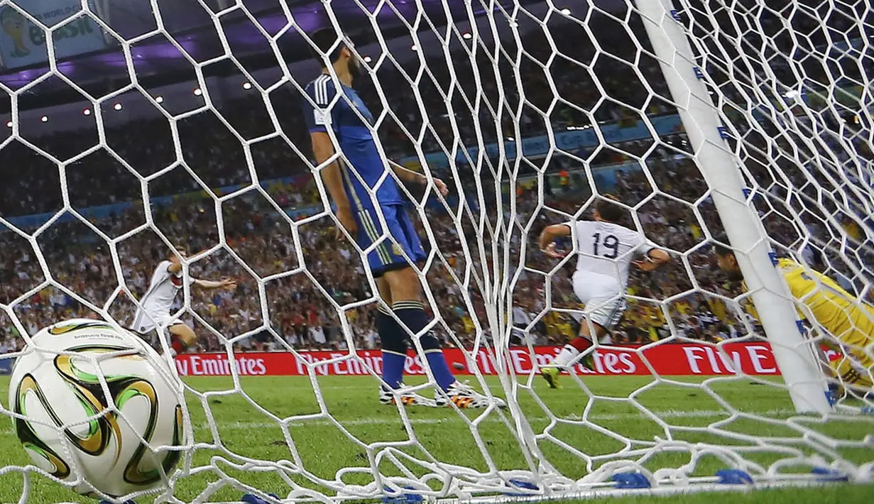 Mario Goetze (19) berlari usai menjebol gawang Sergio Romero dan memastikan kemenangan Jerman atas Argentina 1-0 di laga puncak Piala Dunia 2014 di Stadion Maracana, Rio de Janeiro, (14/7/2014). (REUTERS/Kai Pfaffenbach)