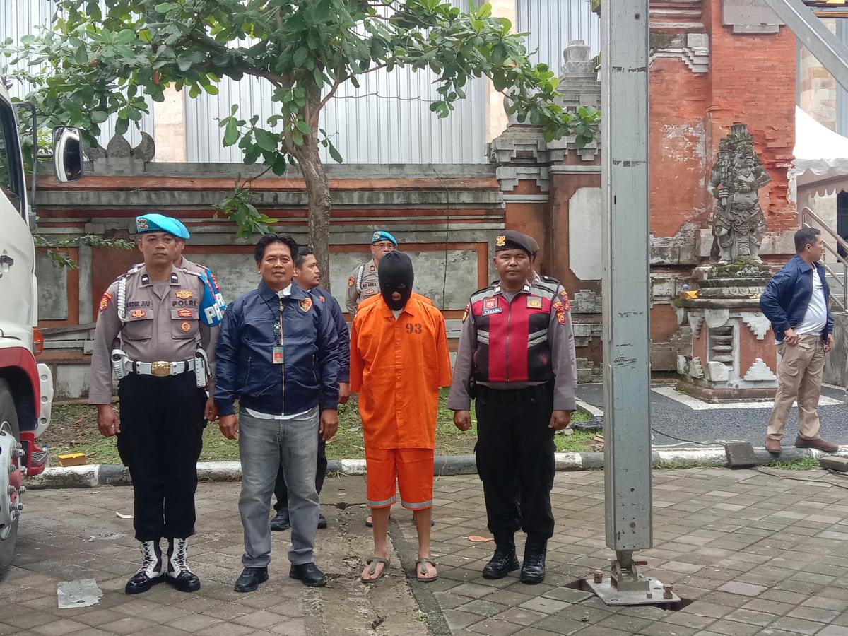 Tersangka dan barang bukti TPPU dan Bisnis Ilegal Pakaian Bekas di Bali saat ditampilkan pada konferensi pers, di GOR Ngurah Rai Denpasar Bali, Senin (15/12).