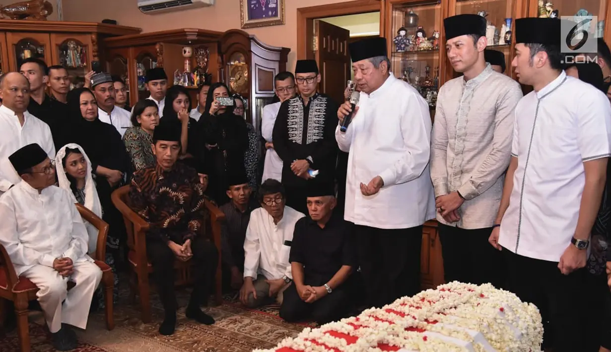 Presiden ke-6 RI Susilo Bambang Yudhoyono (SBY) menyampaikan sambutan saat kedatangan jenazah sang istri Ani Yudhoyono di Puri Cikeas, Bogor, Sabtu (1/6/2019). Ani Yudhoyono meninggal dunia di National University Hospital (NUH) Singapura karena kanker darah. (Liputan6.com/Pool/Biro Pers Setpres)
