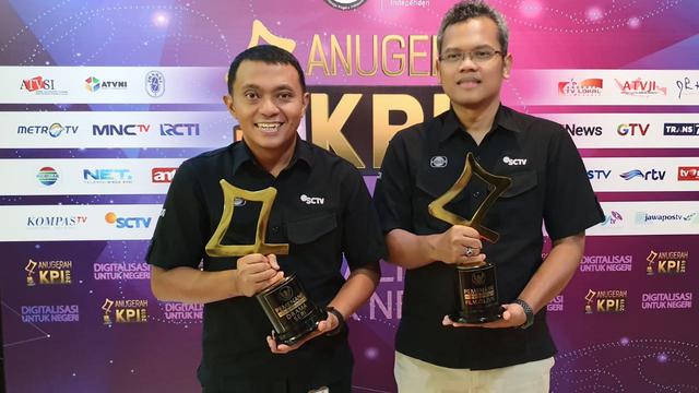 Doni Arianto, VP PSRD (Programming Scheduling and Research Development) SCTV saat menerima piala Anugerah KPI 2019