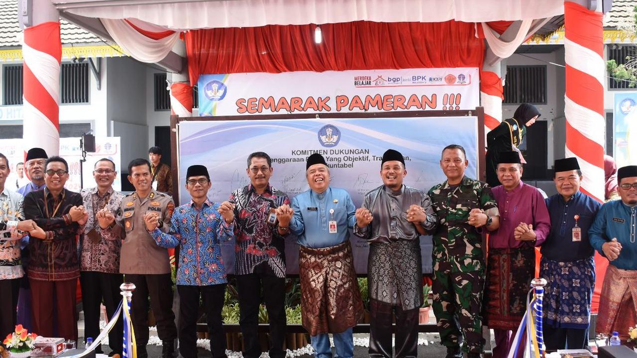 Selain agenda tersebut, diadakan juga penandatanganan Komitmen dukungan terhadap pelaksanaaan penerimaan peserta didik baru tahun 2024 yang sesuai dengan asas objektif, transparan, dan akuntabel&nbsp;