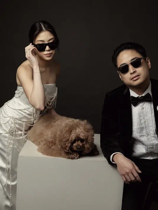 Gaun tersebut tampak unik dengan untaian mutiara pada gaunnya. [Foto: Instagram/ Clarissa Tanoe]