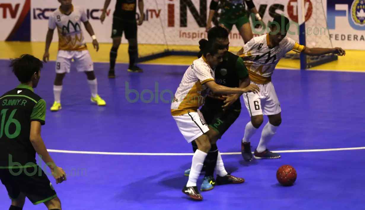 Perebutan bola antara pemain Vamos Mataram dengan pemain Antam Jakarta dalam laga Seri III Grup B Wilayah Timur Pro Futsal League 2016 di GOR 17 Desember, Mataram, NTB, Minggu (13/3/2016). (Bola.com/Arief Bagus)
