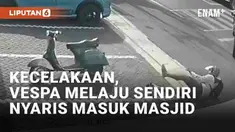 Kecelakaan antara motor dan mobil terjadi di Jl. Ciliwung, Kota Malang (16/1/2024). Seorang pengendara vespa bersenggolan dengan mobil yang hendak menyeberang ke arah masjid. Tak diduga, vespa melaju sendiri ke arah masjid setelah pengendara terjatuh...
