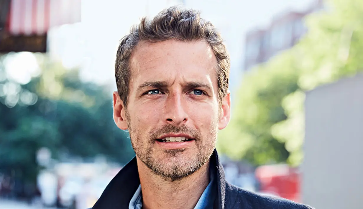 Sementara itu Alexi Lubomirski akan menjadi orang di belakang kamera yang mengabadikan momen terindah Meghan Markle dan Pangeran Harry. (Daily Front Row)