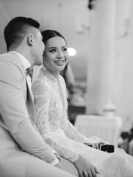 Pemberkatan yang dilangsungkan secara mewah di gereja, dan berbagai potret pernikahan yang dibagikan menampilkan sisi romantis dari pasangan ini. Warganet tak hanya terpesona oleh pernikahan Anggi dan Kenji tetapi juga terkesima dengan kecantikan Anggi yang memukau. (Liputan6.com/IG/@anggimarito)