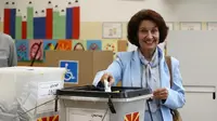 Gordana Siljanovska Davkova menang Pilpres Makedonia Utara 2024, menjadikannya presiden perempuan pertama negara itu. (Dok. AP Photo/Boris Grdanoski)