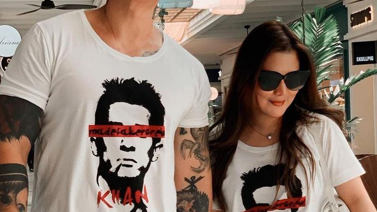 Seperti inilah salah satu potret keromantisan Miller Khan dan istri tercinta bernama Farina Rebecca. Keduanya tampak kompak dengan kostum yang senada. <br>