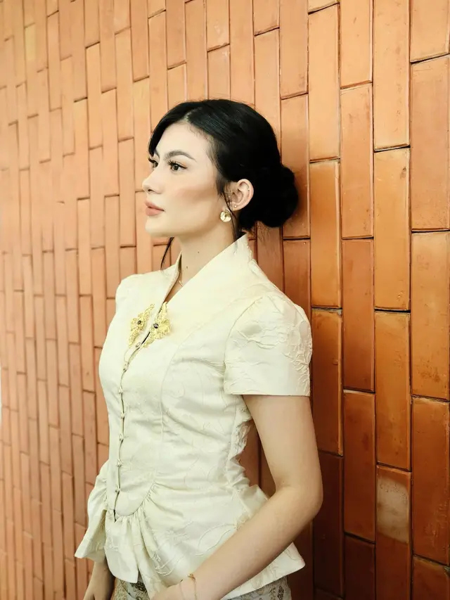 Model Kebaya Peplum Inka Andestha saat Hadiri Wisuda Pratama Arhan