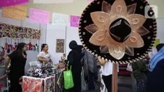 Pengunjung melihat produk yang ditawarkan dalam Bazar Amal Women International Club (WIC) Ke-52 di JCC Senayan, Jakarta, Rabu (11/12). Kegiatan tersebut dalam rangka menggalang dana untuk meningkatkan pendidikan dan kesejahteraan masyarakat Jakarta. (Liputan6.com/Angga Yuniar)