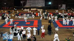 Ratusan peserta berlatih gerakan Kata jelang berlaga di Kejuaraan Dunia Karate SKIF ke-12 di JIExpo Kemayoran Jakarta, Jumat (26/8). Ratusan atlet dari 58 negara berlaga di ajang yang digelar hingga Minggu (28/8). (Liputan6.com/Helmi Fithriansyah)
