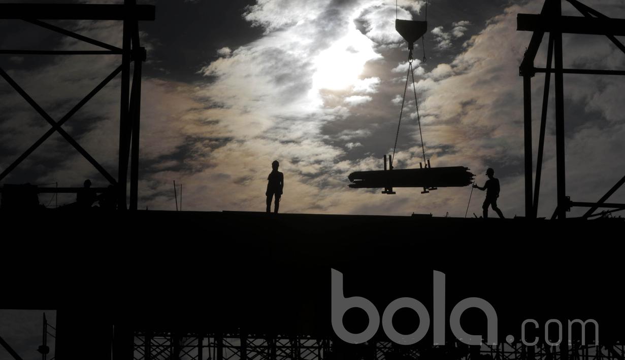 Pekerja melakukan pengerjaan renovasi kolam renang  di Komplek SUGBK. Renovasi kolam renang tersebut telah mencapai 40 persen. (Bola.com/M Iqbal Ichsan)