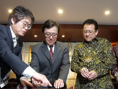  Ketua DPD Irman Gusman (kedua kanan) dan President of GNB Biotech Seoul National University Korea Young Joon Ahn (kedua kiri) saat ingin menandatangani kerjasama riset malaria di Komplek Parlemen Senayan, Jakarta, Rabu( 6/4). (Liputan6.com/Johan Tallo)