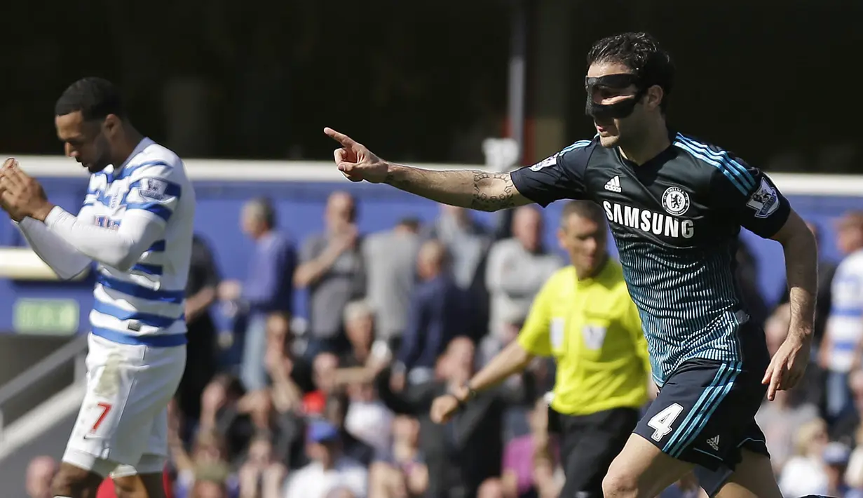 Cesc Fabregas, kanan, mencetak gol saat pertandingan English Premier League antara QPR dan Chelsea di Loftus Road stadion di London, Minggu, April 12, 2015. (AP Photo / Matt Dunham)