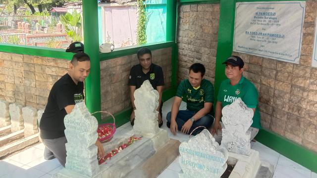 Manajemen Persebaya Sedang Berziarah