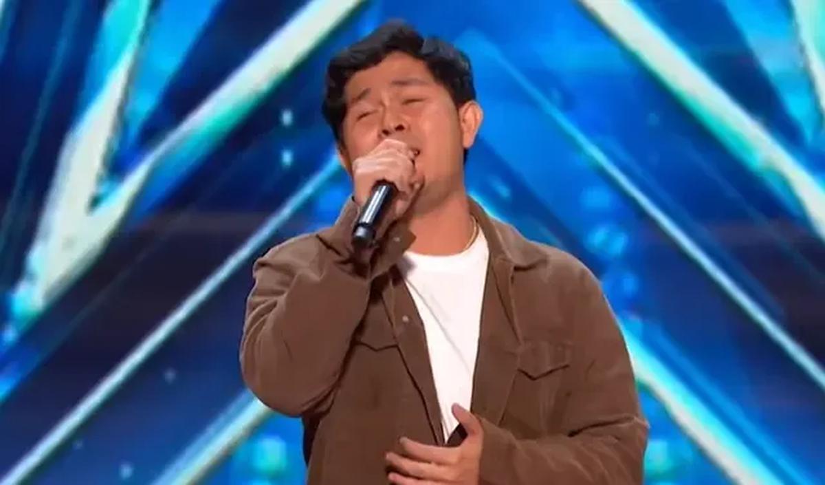 Lain cerita dengan Cakra Khan. Meski sukses mendapatkan 4 standing ovation, pelantun lagu Kekasih Bayangan ini harus menjalani serangkaian audisi AGT.